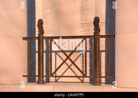 Die Namen der zahlreiche Britische und Commonwealth Soldaten, die während des Zweiten Weltkrieges starb ich im Menin Gate Memorial zu den fehlenden in Ypern, Belgien Stockfoto