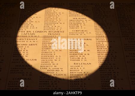 Die Namen der zahlreiche Britische und Commonwealth Soldaten, die während des Zweiten Weltkrieges starb ich im Menin Gate Memorial zu den fehlenden in Ypern, Belgien Stockfoto