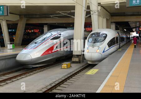 Zwei high speed bullet Züge stand auf den Plattformen von Beijing South Railway Station mit Dienstleistungen für Tianjin, China Stockfoto