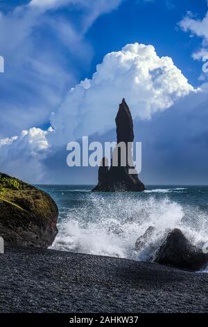 Ein schwarzer Sandstrand mit Felsen und Brandung in der Nähe von Vik, Icleand, Europa. Stockfoto