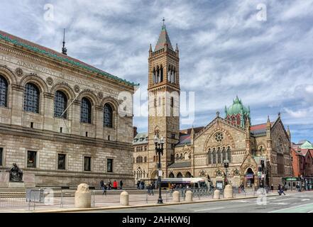 Blick auf die Boston Public Library und die Old South Church auf dem Copley Square in Boston, Massachusetts. Stockfoto