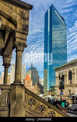 Bild des John Hancock Tower an einem sonnigen Tag von der Boylston Street in der Stadt Boston in Massachusetts. Stockfoto