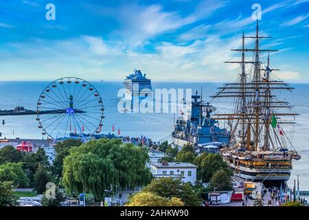 Boote in den Hafen von Warnemünde, Deutschland, Europa. Stockfoto