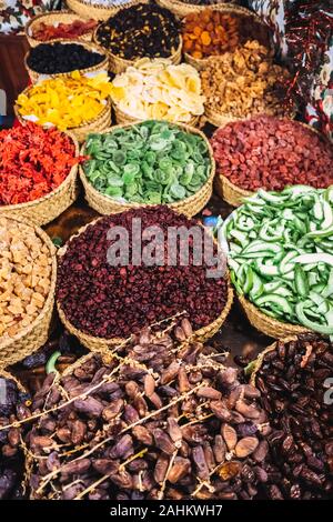 Stapel der Termine und Muttern für Verkauf an ein natürliches Lebensmittel. Stockfoto