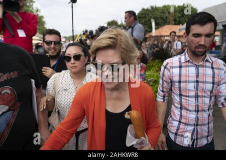 Des Moines, Iowa, USA. 10 Aug, 2019. 2020 demokratischen Präsidentschaftskandidaten Senator Elizabeth Warren, Demokrat aus Massachusetts, Kampagnen in der Iowa State Fair am 10. August 2019 in Des Moines, Iowa. Credit: Alex Edelman/ZUMA Draht/Alamy leben Nachrichten Stockfoto