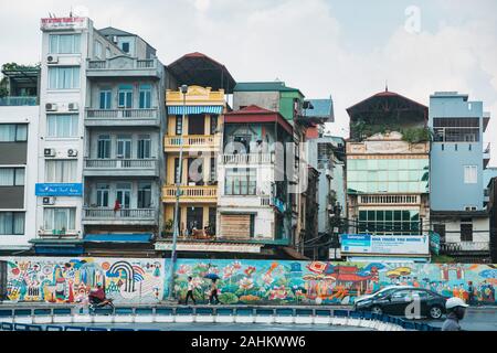 Residential Apartment Blocks am Rande der Altstadt von Hanoi, Vietnam Stockfoto