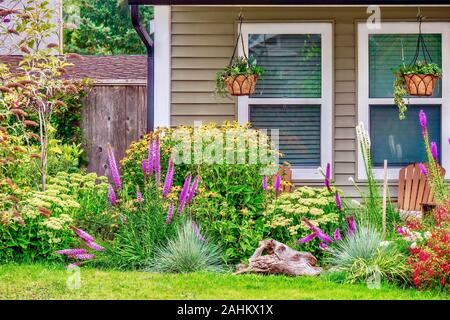 Blick auf die Straße von Blumen blühen in einer hübschen und bunten Sommer Garten vor einem Suburban House in der Nähe von Vancouver, Kanada. Stockfoto