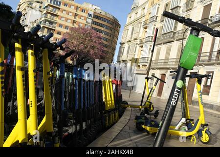 Mehrere Elektro-Scooter in Malaga, Spanien Stockfoto