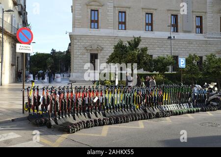 Mehrere Elektro-Scooter in Malaga, Spanien Stockfoto