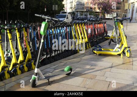 Mehrere Elektro-Scooter in Malaga, Spanien Stockfoto