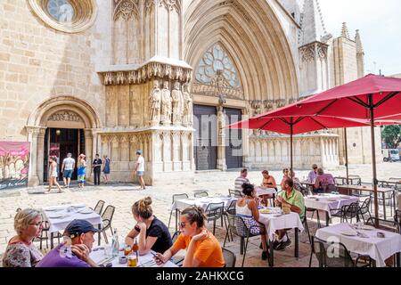 Tarragona Spanien Hispanic Catalonia Pla de la Seu,Metropolitan Cathedral Basilica,Catedral Basilica,Exterior,plaza,öffentlicher Platz,Outdoor Cafe,al fresco Stockfoto