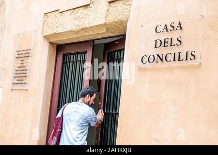 Tarragona Spanien Hispanic Katalonien Teil Alta, historisches Viertel, Carrer de les Coques, Casa dels Concilis, Bibelmuseum, Vordereingang, Mann, Eintritt, Hispan Stockfoto