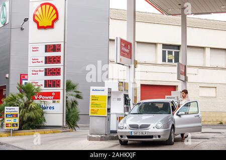 Tarragona Spanien Hispanic Katalonien Barri del Serrallo,Shell,Tankstelle,Selbstbedienungspumpe,Auto,Frau,Preis,Liter,Hispanic,ES190826070 Stockfoto
