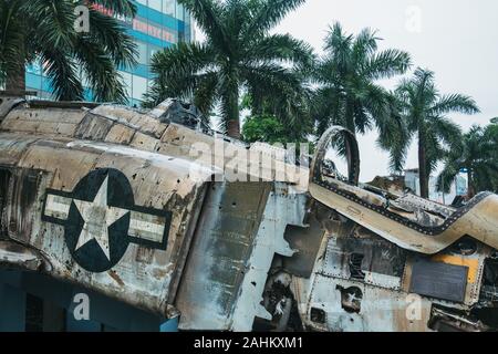 Cockpit eines havarierten McDonnell Douglas F-4 Phantom II B Jagdbomber, die während des Vietnam Krieges erschossen wurde, auf Anzeige an der Hanoi Air Museum Stockfoto