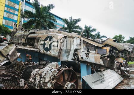 Wrack eines McDonnell Douglas F-4 Phantom II B Jagdbomber, die während des Vietnam Krieges erschossen wurde, auf Anzeige an der Hanoi Air Museum Stockfoto