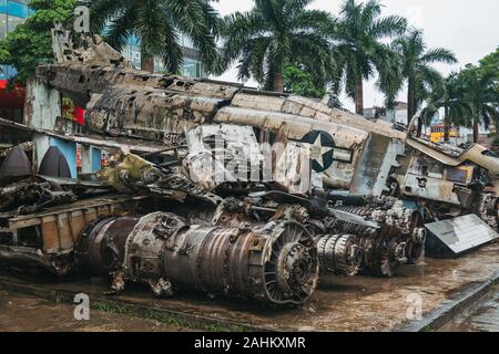 Wrack eines McDonnell Douglas F-4 Phantom II B Jagdbomber, die während des Vietnam Krieges erschossen wurde, auf Anzeige an der Hanoi Air Museum Stockfoto