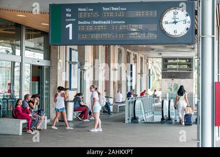 Tarragona Spanien Hispanic Catalonia Renfe Bahnhof, Bahnsteig 1, Passagierinformations-Anzeigesystem, PIDS, Mann, Mädchen, Frau, Teenager, Passagierkommunikation Stockfoto