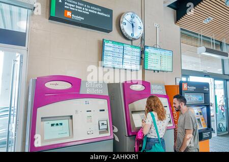 Tarragona Spanien, lateinamerikanisches Latino, Katalonien Catalunya, Bahnhof Renfe, innen, innen, innen, Rodalies, Selbstbedienungsautomat Stockfoto