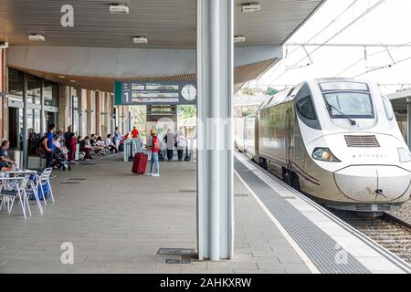 Tarragona Spanien Hispanic Catalonia Renfe Bahnhof, Bahnsteig, Stoppzug, elektrische Lokomotive, Fahrgäste Pendler, ES190827016 Stockfoto