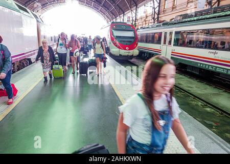 Valencia Spanien, Hispanic Latino, Renfe Bahnhofsplattform, innen, innen, innen, Passagiere Pendler Fahrer, ziehen Rollen Stockfoto