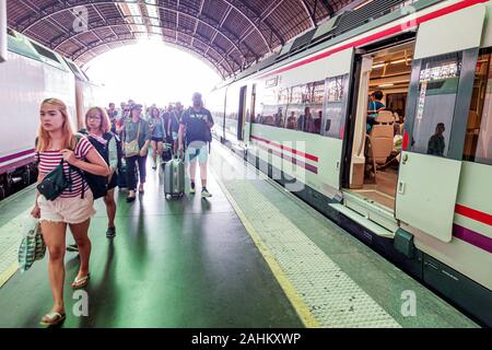 Valencia Spanien Hispanic, Renfe Bahnhof Bahnsteig, innen Innenraum, Passagiere Pendler Fahrer, Ziehen Rollgepäck, Ankunft, Endstation, Asien Stockfoto