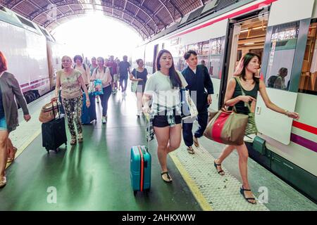 Valencia Spanien, Hispanic Latino, Renfe Bahnhofsplattform, innen, innen, innen, Passagiere Pendler Fahrer, ziehen Rollen Stockfoto