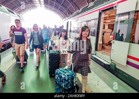 Valencia Spanien, Hispanic Latino, Renfe Bahnhofsplattform, innen, innen, innen, Passagiere Pendler Fahrer, ziehen Rollen Stockfoto