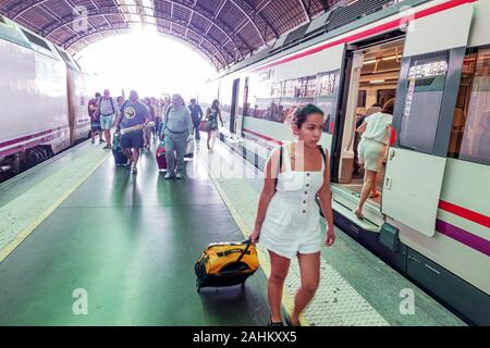 Valencia Spanien, Hispanic Latino, Renfe Bahnhofsplattform, innen, innen, innen, Passagiere Pendler Fahrer, ziehen Rollen Stockfoto