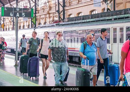 Valencia Spanien, Hispanic Latino, Renfe Bahnhofsplattform, innen, innen, innen, Passagiere Pendler Fahrer, ziehen Rollen Stockfoto