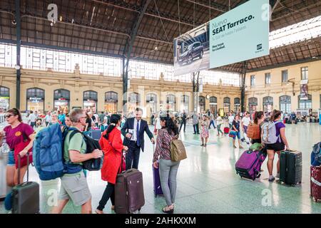 Valencia Spanien, lateinamerikanisches Latino, Estacio del Nord, Bahnhof Renfe, innen, innen, innen, Fahrgäste Pendler, Art Nouv Stockfoto