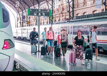 Valencia Spanien Hispanic, Renfe Bahnhof Bahnsteig, innen Innenraum, Passagiere Pendler Fahrer, Ziehen Rollgepäck, Ankunft, Terminus, Mann, Stockfoto