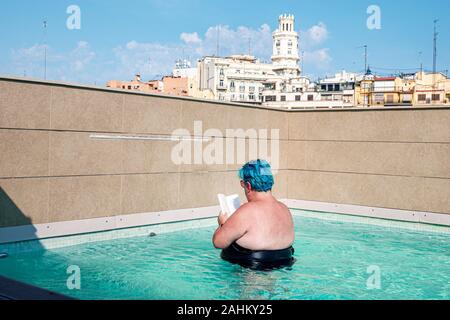 Valencia Spanien Hispanic, Ciutat Vella, Altstadt, historisches Viertel, Vinci Mercat, Hotel, Dachpool, Skyline, reife Frau, watend, lesen, blaues Haar, übergewichtig o Stockfoto