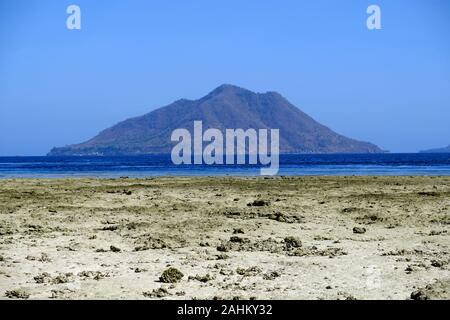 Indonesien Alor - wunderbare Küste Ebbe Blick auf Ternate Insel Stockfoto