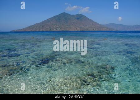 Indonesien Alor - wunderbare Küste Strand Blick auf Ternate Insel Stockfoto