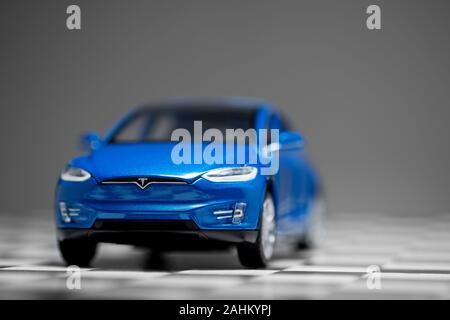 Izmir, Türkei - Dezember 27, 2019: Vorderansicht eines blauen Tesla Modell x90D toy Model Car auf einem karierten Boden. Stockfoto