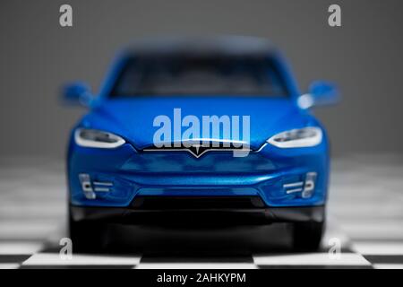 Izmir, Türkei - Dezember 27, 2019: Vorderansicht eines blauen Tesla Modell x90D toy Model Car auf einem karierten Boden. Stockfoto