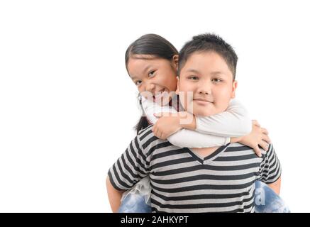 Bruder, piggyback Ride zu Schwester auf weißem Hintergrund, Glücklich und spielen gemeinsam Konzept Stockfoto