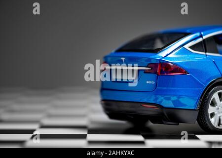 Izmir, Türkei - Dezember 27, 2019: Rückansicht eines blauen Tesla Modell x90D toy Model Car auf einem karierten Boden. Stockfoto