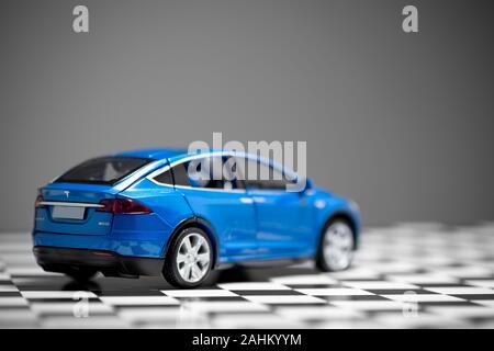 Izmir, Türkei - Dezember 27, 2019: Rückansicht eines blauen Tesla Modell x90D toy Model Car auf einem karierten Boden. Stockfoto