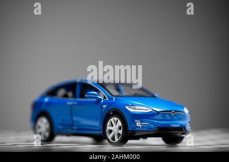 Izmir, Türkei - Dezember 27, 2019: Vorderansicht eines blauen Tesla Modell x90D toy Model Car auf einem karierten Boden. Stockfoto