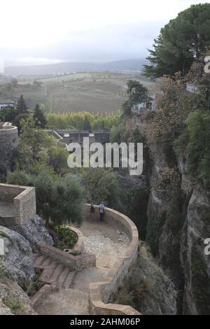 Blick vom Alten Vogelzug auf die neue Brücke in Ronda, Spanien Stockfoto