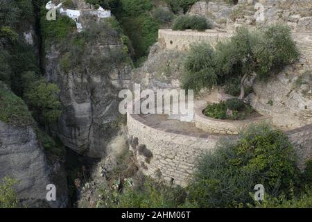 Blick vom Alten Vogelzug auf die neue Brücke in Ronda, Spanien Stockfoto