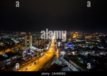 PRISHTINA, KOSOVO - November 11, 2016: Nachtansicht der Bill Clinton Boulevard und George W Bush Boulevard in Prishtina mit Autos und Verkehr p Stockfoto