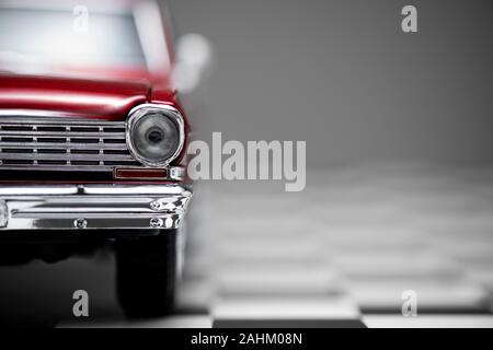 Izmir, Türkei - Dezember 27, 2019: Die Hälfte der Vorderansicht von einem roten 60er Chevrolet Nova Spielzeug Modellauto. Stockfoto