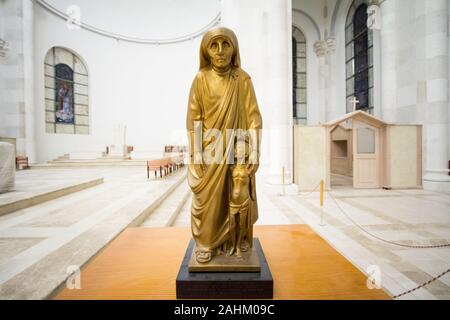 PRISHTINA, KOSOVO - November 11, 2016: Statue der Mutter Theresa im Inneren der Kathedrale in Pristina. Auch als Nena Teresa, Mutter Theresa war ein Al Stockfoto