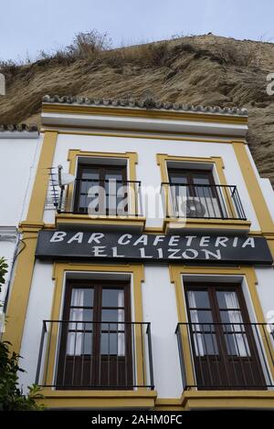 Setenil de Las Bodegas, einer der Pueblos Blancos in Andalusien, Spanien Stockfoto