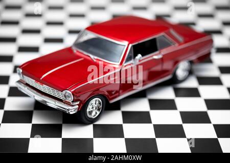 Izmir, Türkei - Dezember 27, 2019: Vorderer Blick auf einem roten 60er Chevrolet Nova Spielzeug Modellauto. Stockfoto