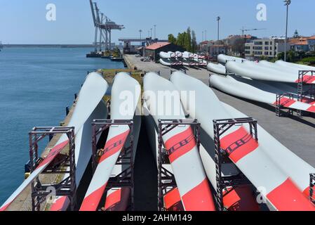 Windturbinenflügel, die auf den Versand im Matosinhos Seehafen nördlich von Portugal warten Stockfoto