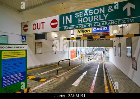 Singapur - ca. April 2019: Eintritt in die Tiefgarage in Singapur. Stockfoto