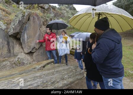 Geführte Tour in Penascosa, Anzeigen der paläolithischen Kunst Gravuren. Foz Coa, Portugal Stockfoto